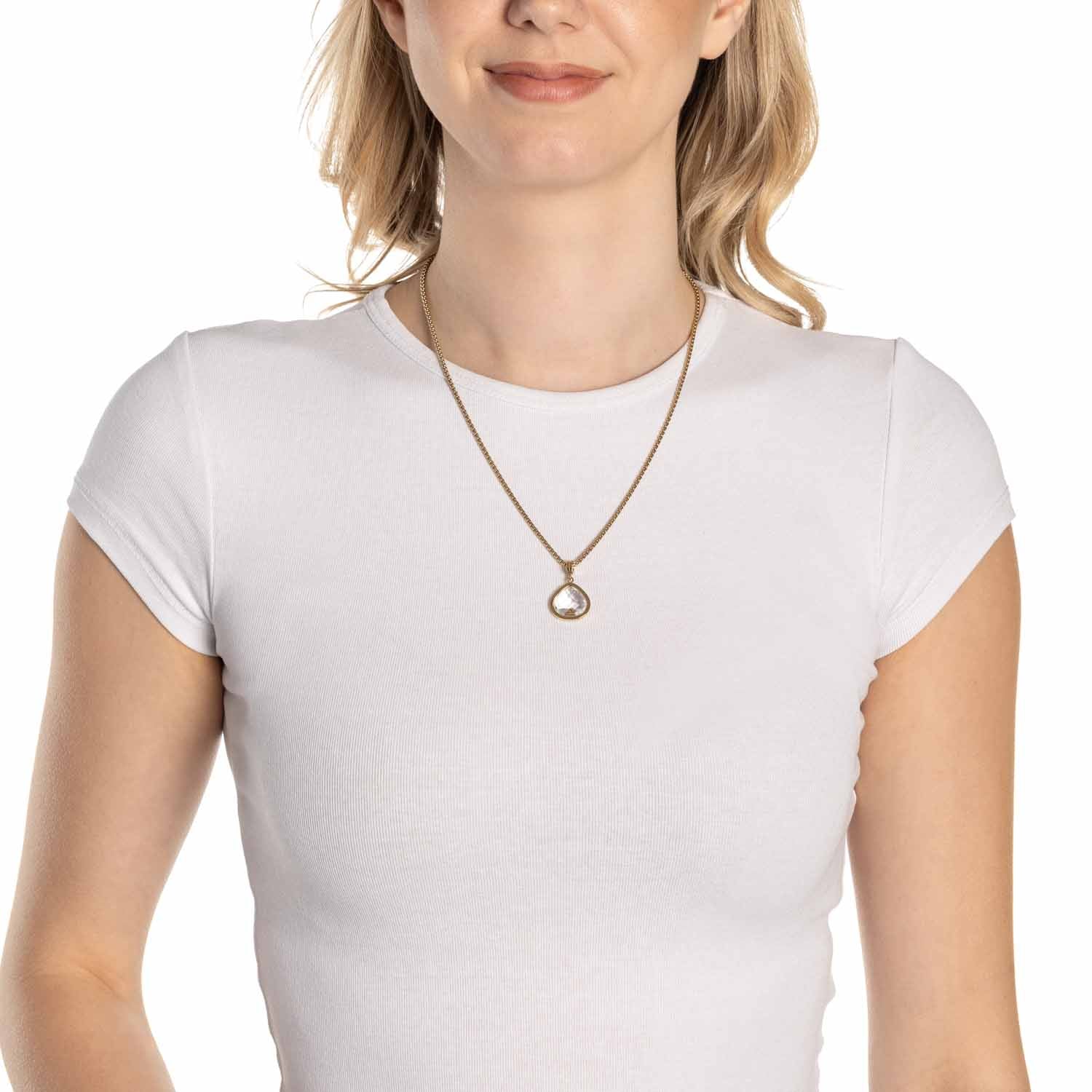 Frau trägt weißes T-Shirt mit Anhänger JUVINGA WHITE Clip & Mix gold an Kette