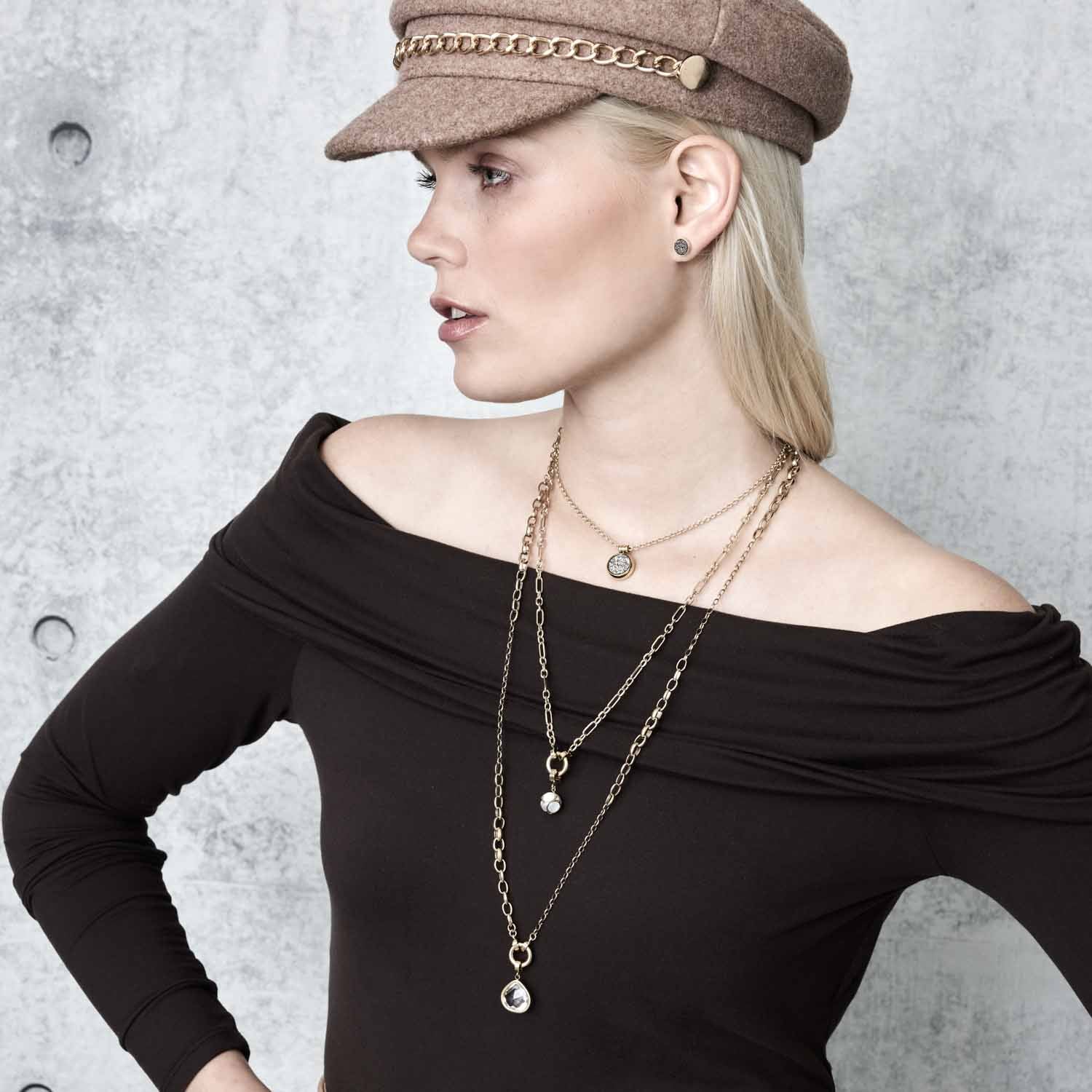 Frau trägt Anhänger JUVINGA WHITE Clip & Mix gold an Halskette