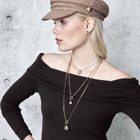 Frau trägt Anhänger JUVINGA WHITE Clip & Mix gold an Halskette