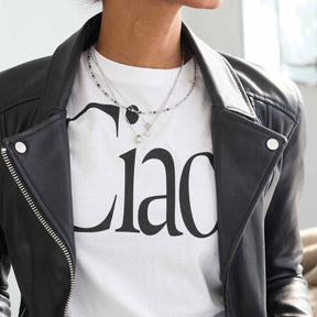 Person traegt Halskette LIZO 42 cm CIAO mit schwarzer Lederjacke und weissem T-Shirt
