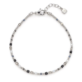 Armband LIZO CIAO mit silberfarbenen und schwarzen Glasperlen auf weißem Hintergrund