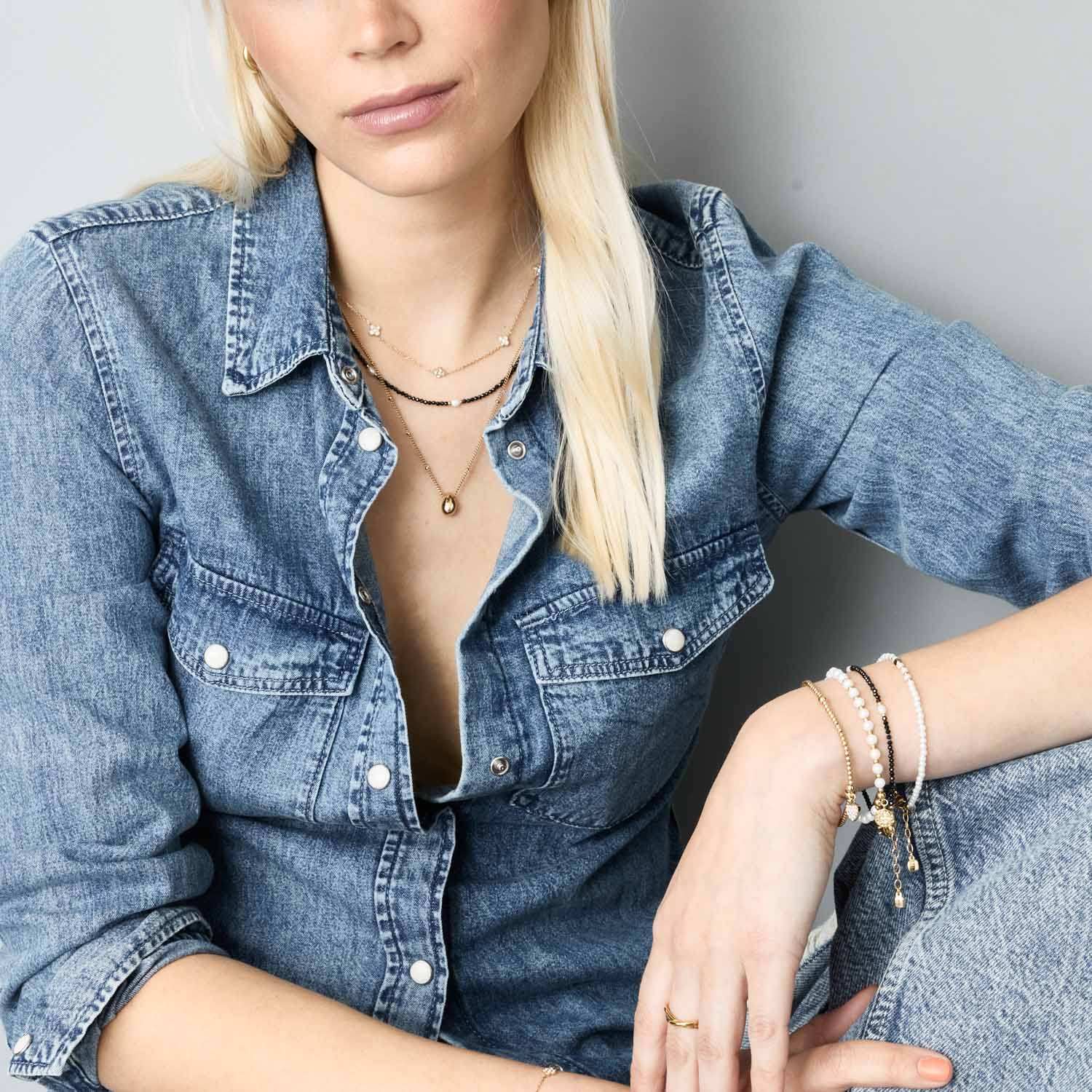 Frau traegt Armband NOEMI gold CIAO am Handgelenk