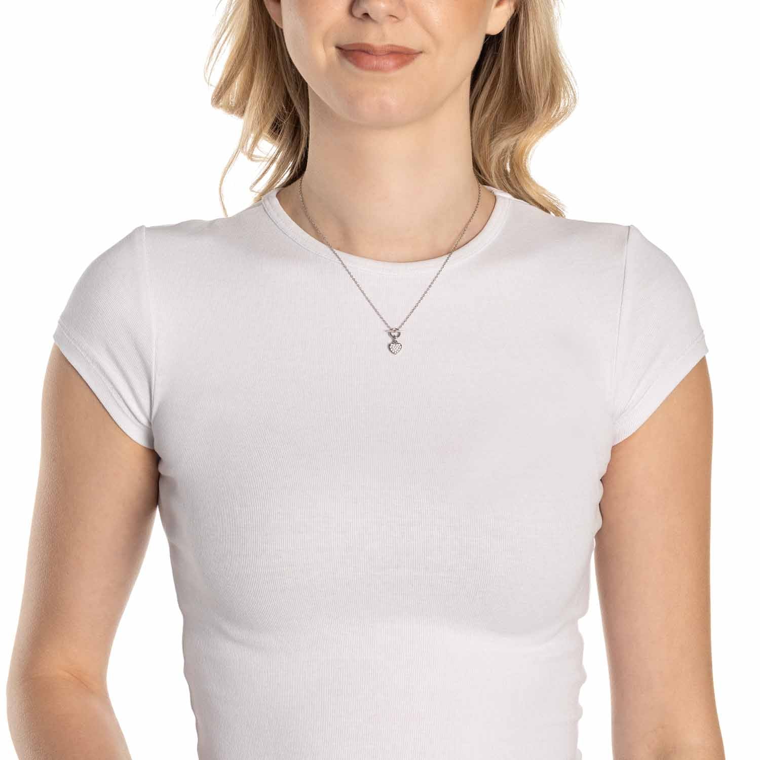 Frau trägt Halskette NOEMI 42 cm CIAO am Hals, weißes T-Shirt