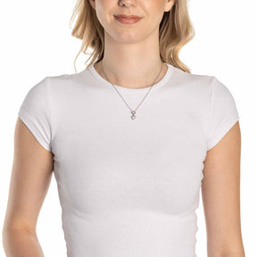 Frau trägt Halskette NOEMI 42 cm CIAO am Hals, weißes T-Shirt