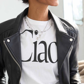 Person traegt Halskette NOEMI 42 cm CIAO mit schwarzem Lederjacket und weissem Shirt