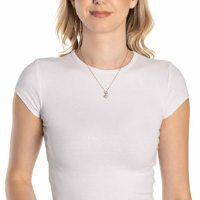 Frau traegt goldene Halskette NOEMI mit Anhaenger an weissem T-Shirt