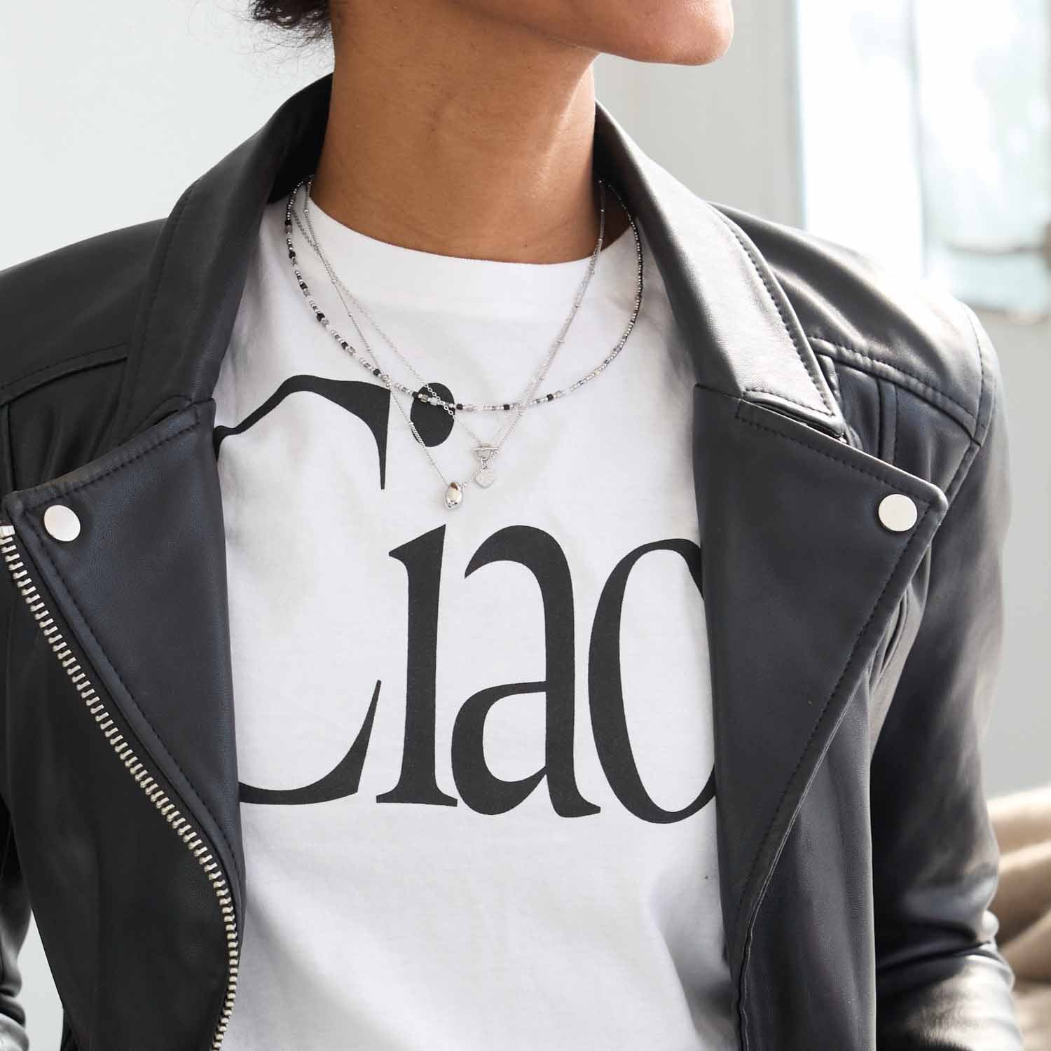 Person trägt Halskette CLOTHILDE 42 cm CIAO mit schwarzem Lederjacket und weißem Shirt
