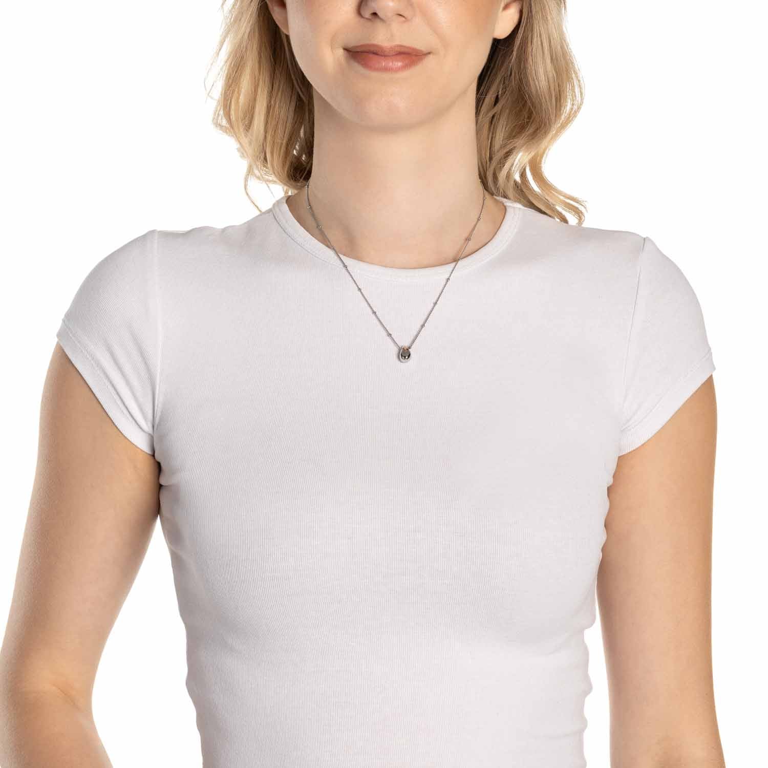 Frau traegt Halskette CLOTHILDE 42 cm CIAO am Hals