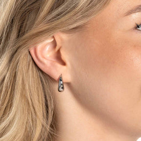Creole CLOTHILDE CIAO in Silber an Ohrlappchen einer Frau getragen