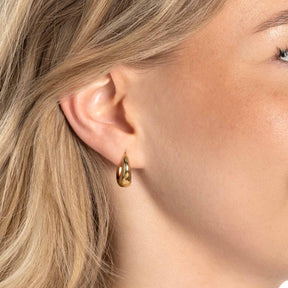 Creole CLOTHILDE gold an Ohr einer Frau getragen