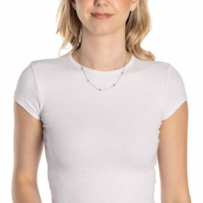 Frau trägt weiße Halskette LISETTE 42 cm CIAO mit Zirkonia-Anhängern