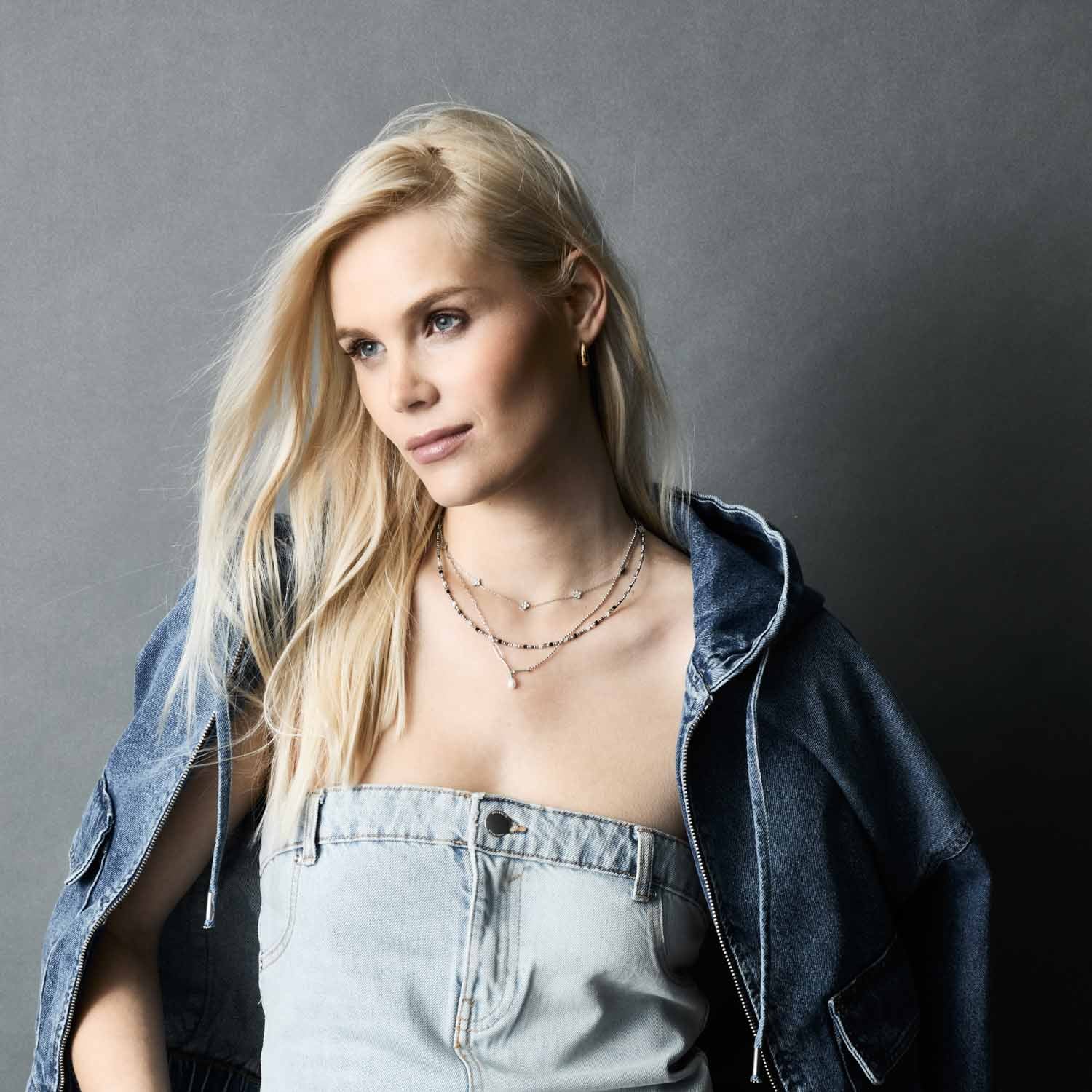 Frau trägt Halskette LISETTE 42 cm CIAO mit Denim-Jacke