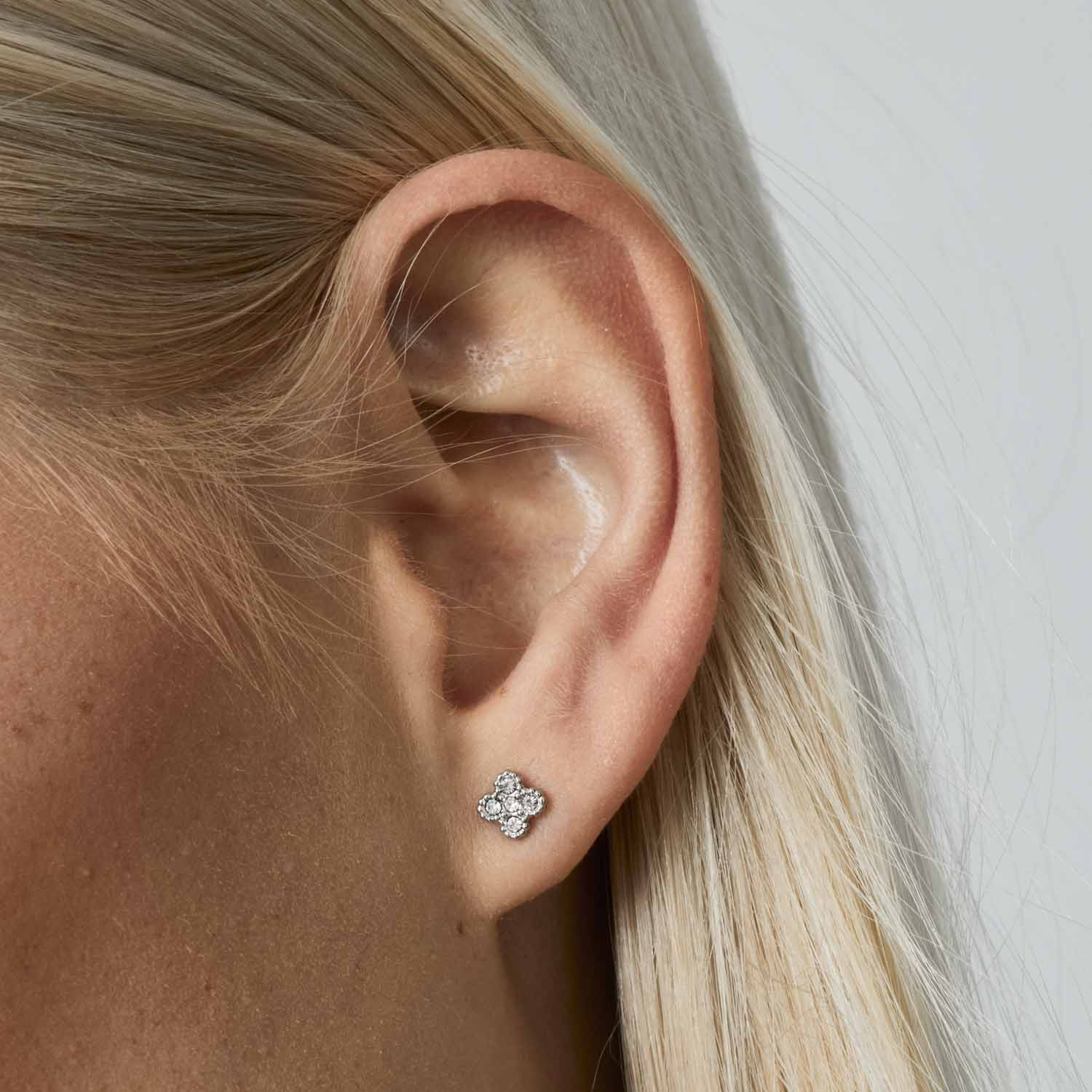 Frau trägt Ohrstecker LISETTE CIAO im Ohr, Seitenansicht