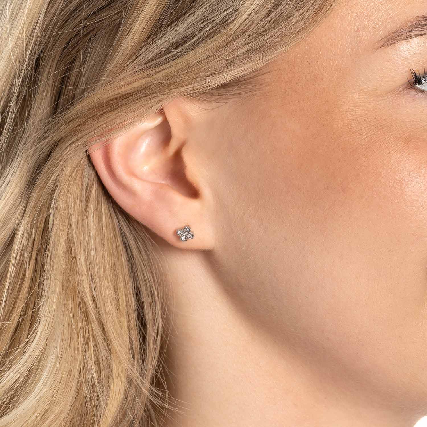 Ohrstecker LISETTE CIAO an Ohrläppchen einer Frau getragen