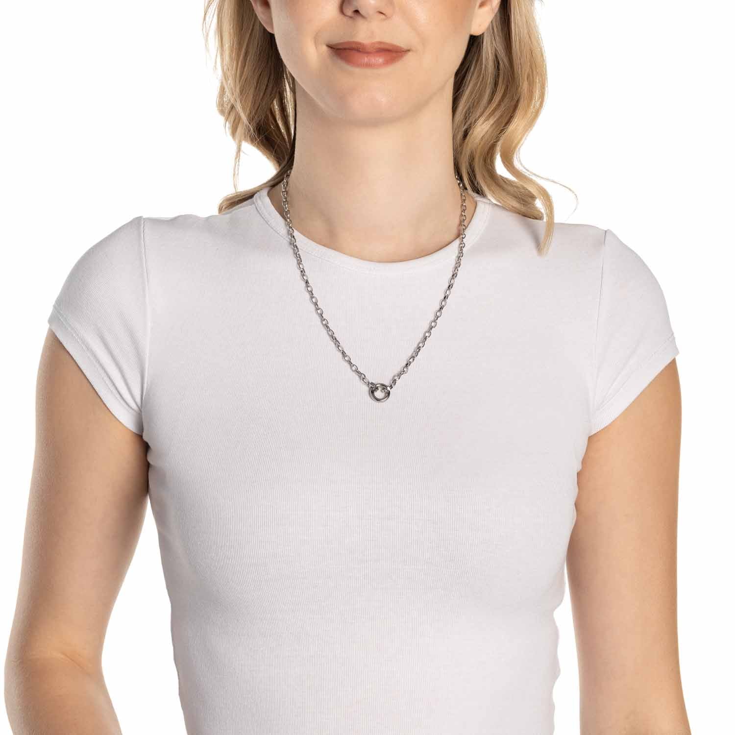 Frau mit weißem T-Shirt trägt silberne Halskette TOMKE Clip & Mix