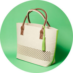 LEONARDO Beach Bag grün vor grünem Hintergrund mit braunen Henkeln und grüner Quaste