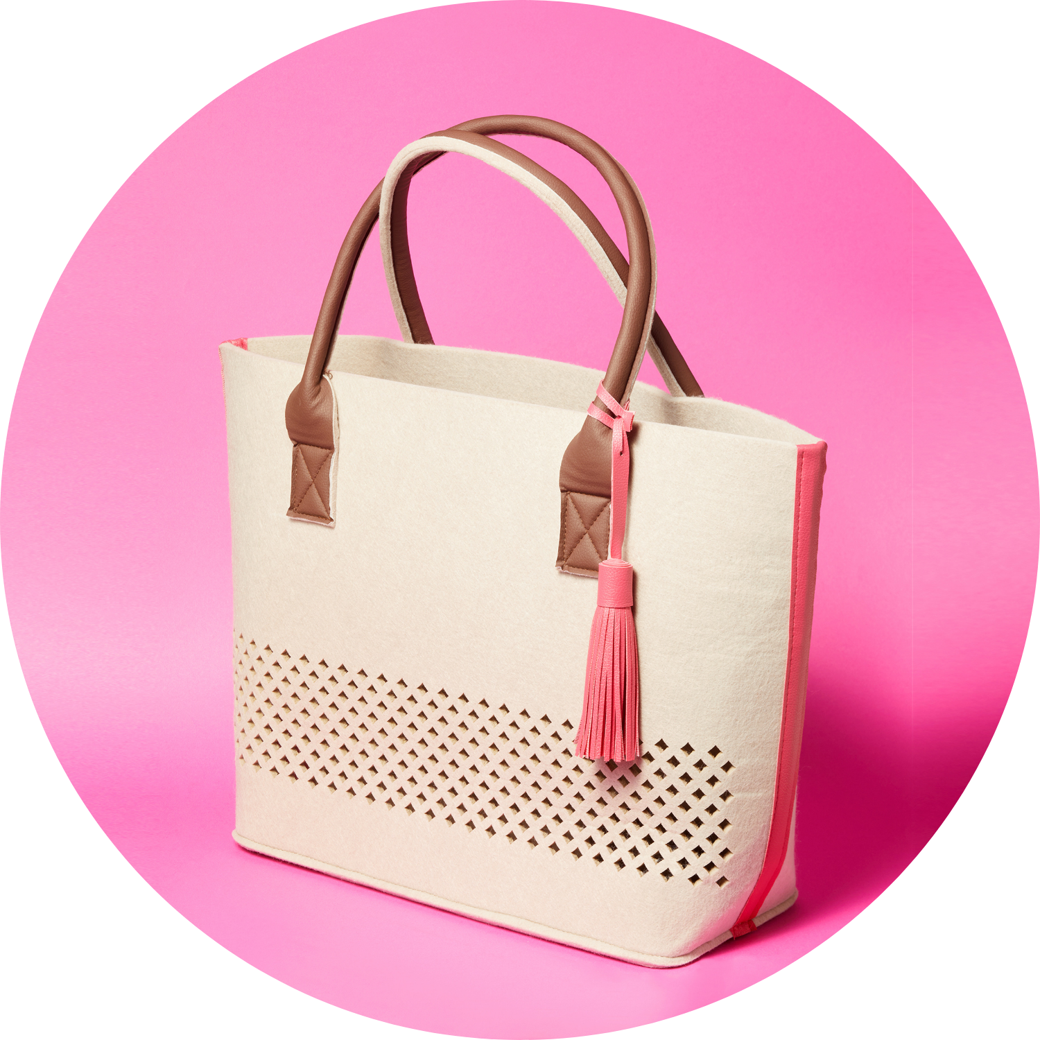 LEONARDO Beach Bag pink aus Papier mit braunen Henkeln und rosa Verzierungen auf rosa Hintergrund