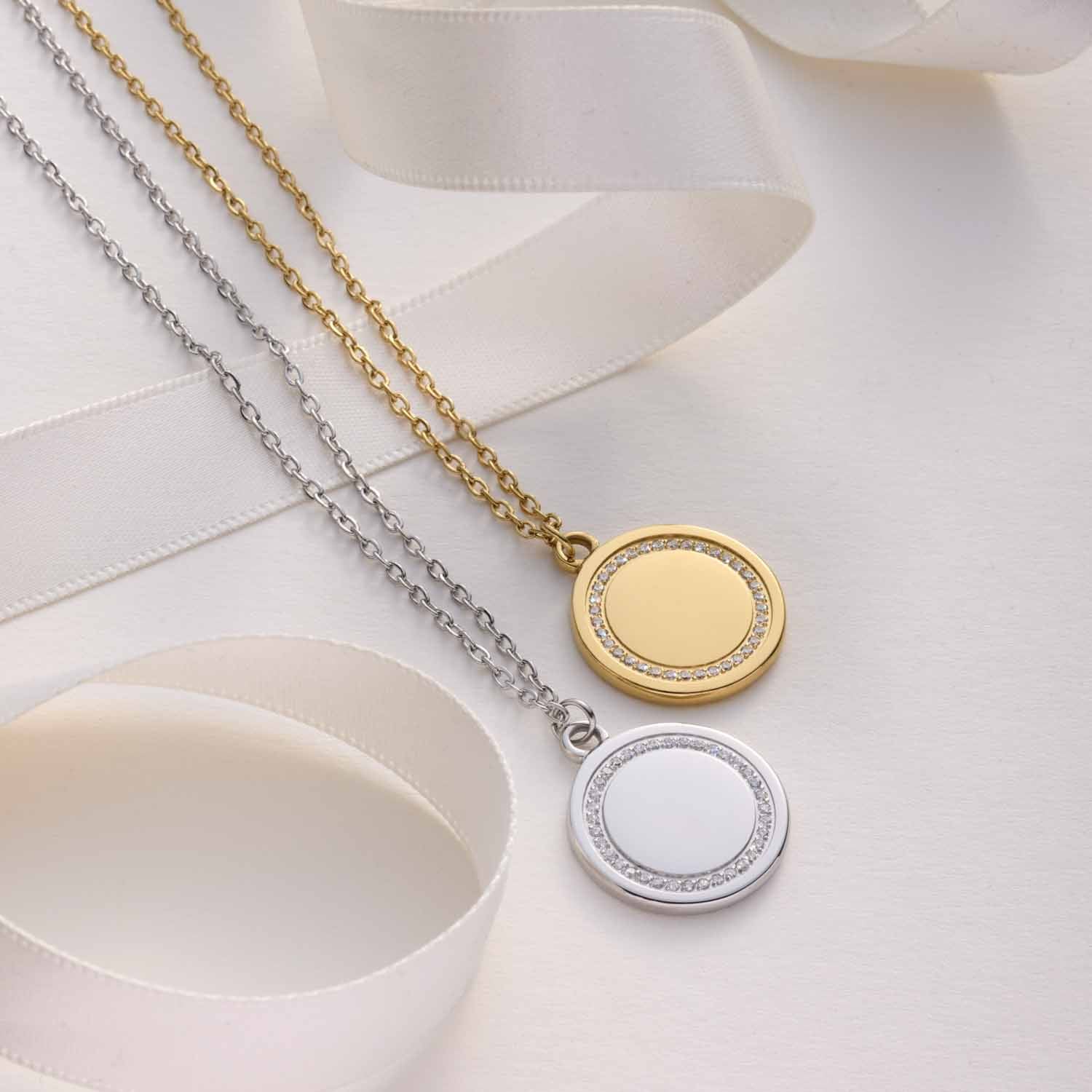 Halskette FERRARA in Silber und Gold mit rundem Anhänger auf weißem Hintergrund