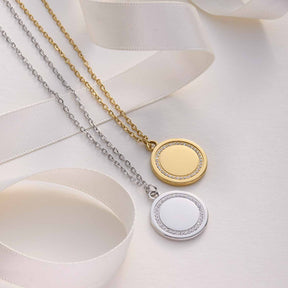 Halskette FERRARA in Silber und Gold mit rundem Anhänger auf weißem Hintergrund
