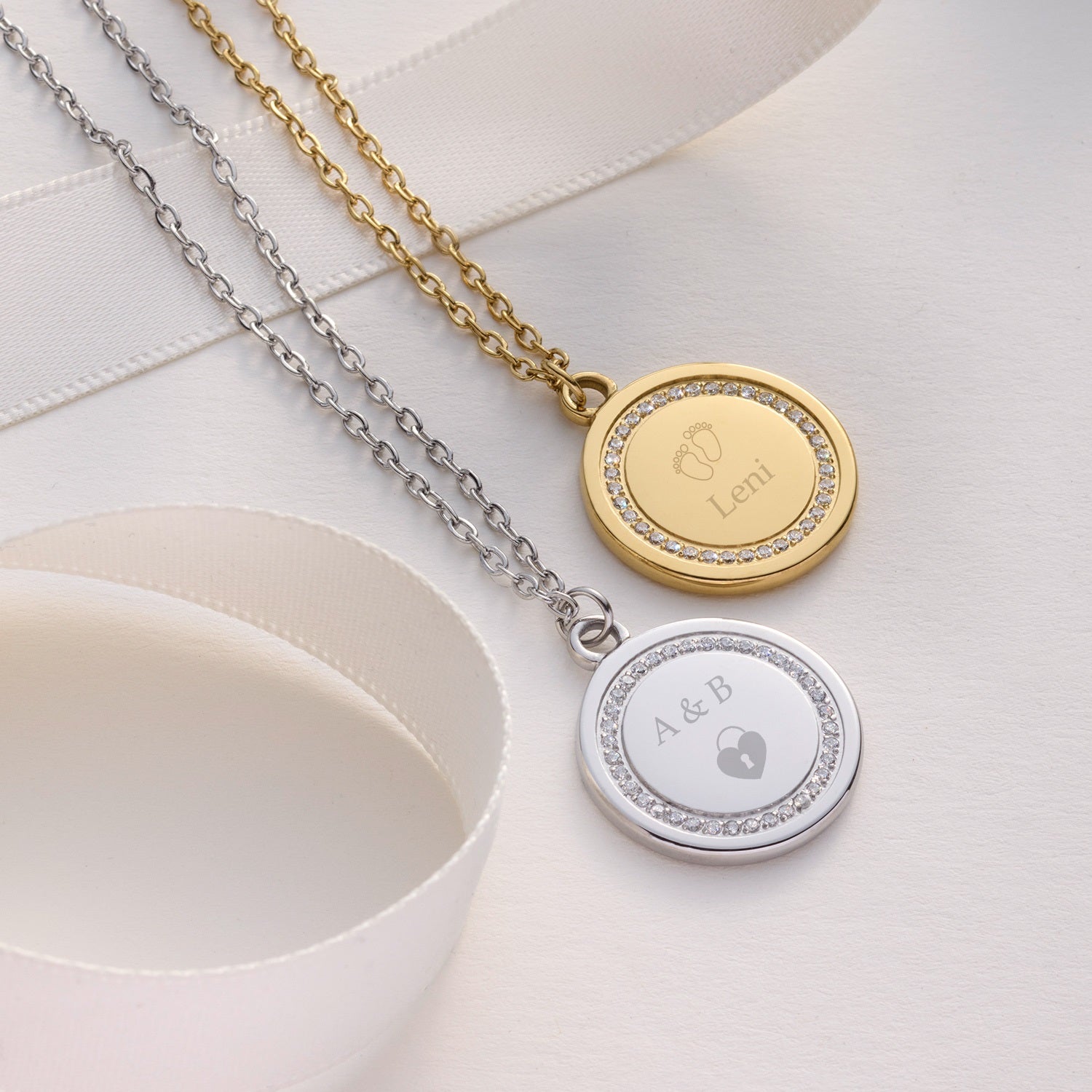 Halskette FERRARA in Gold und Silber mit personalisierten Gravuren auf Anhängern