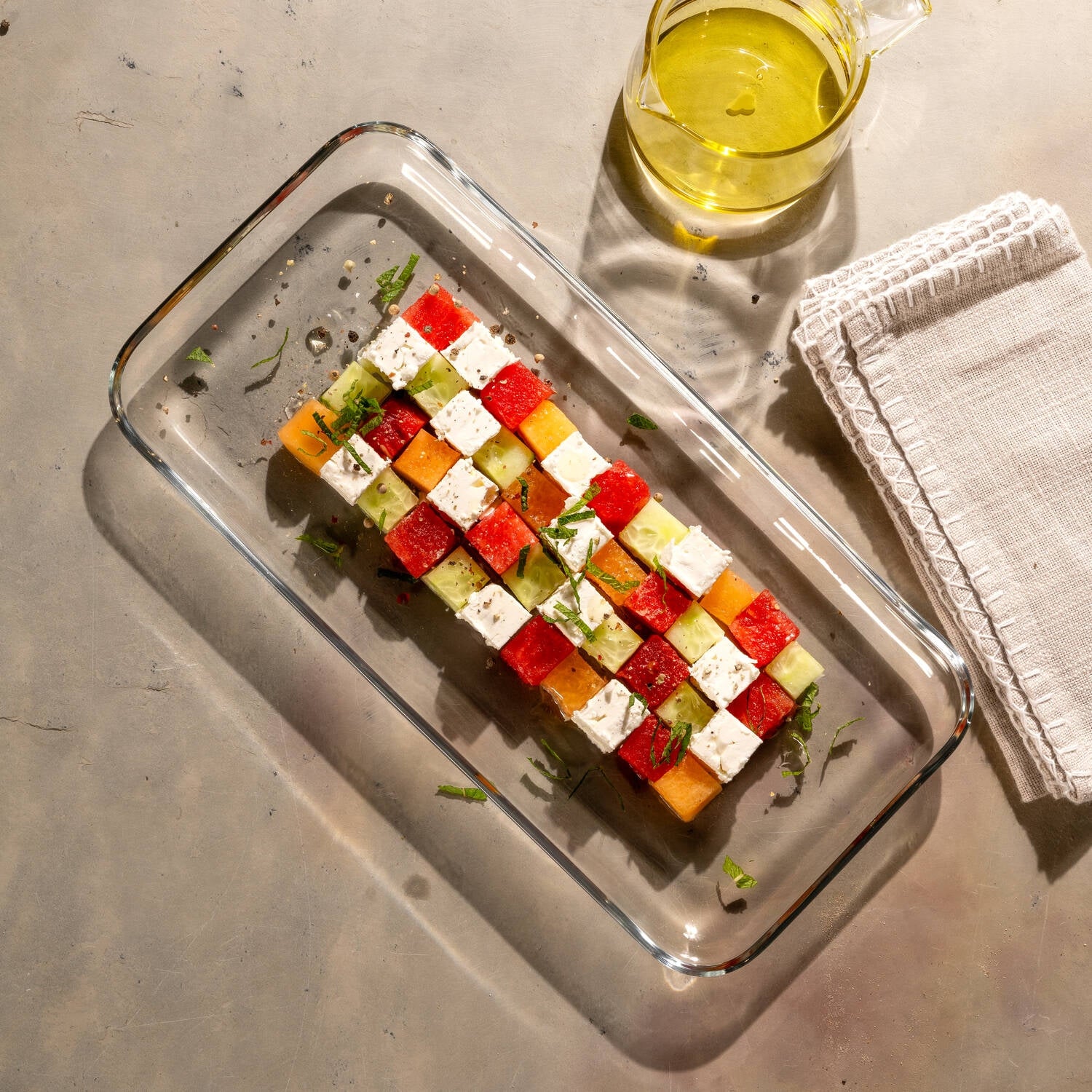 Platte CIAO mit bunten Gemüsespießen und Olivenöl auf Tisch