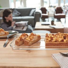 Platte CIAO mit Kuchenstücken in Wohnzimmer-Ambiente