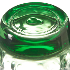 Grünes Glas mit Wasser und Lichtspiegelungen, Nahaufnahme