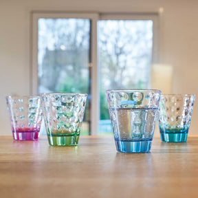 Trinkgläser OPTIC 215 ml in verschiedenen Farben auf Holztisch vor Fenster