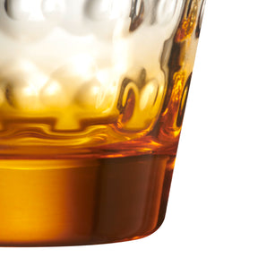 Trinkglas mit Cola und Eiswürfeln gefüllt, Nahaufnahme