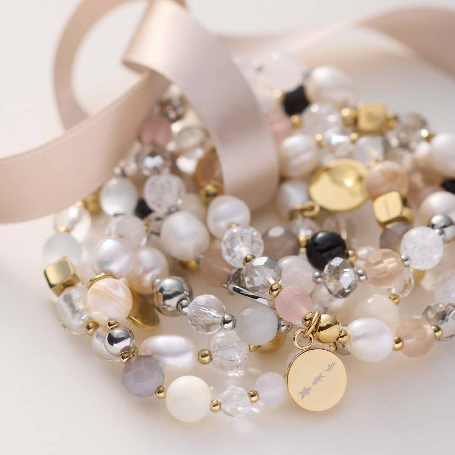 Armband HOPE silber/rose mit Perlen und Glasperlen auf cremefarbenem Hintergrund