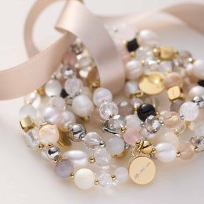 Armband HOPE silber/rose mit Perlen und Glasperlen auf cremefarbenem Hintergrund