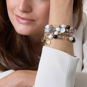 Frau trägt mehrsträngiges Armband HOPE gold/rose mit Perlen am Handgelenk