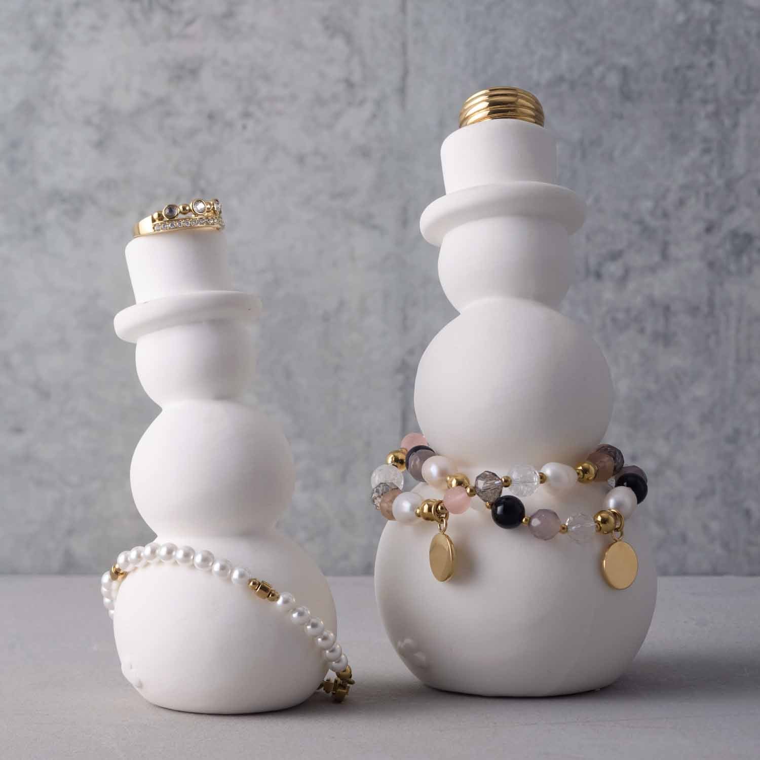 Armband HOPE gold/rose an dekorativen weißen Snowman-Figuren präsentiert