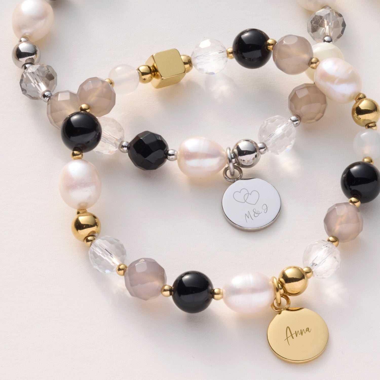 Armband HOPE mit Perlen, Glasperlen, Metallkugeln und zwei gravierten Anhängern