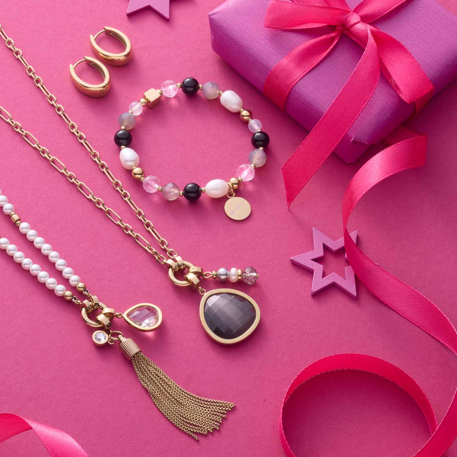Armband HOPE gold/grau mit Perlen auf rosa Geschenkbox und Schmuckzubehör