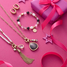 Armband HOPE gold/grau mit Perlen auf rosa Geschenkbox und Schmuckzubehör