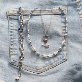Halskette KLARA auf Jeanstasche mit Perlen und Metalldetails