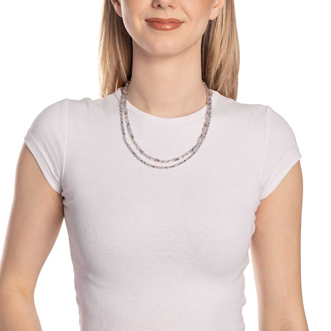 Frau traegt Halskette MARIT um den Hals, weisses T-Shirt