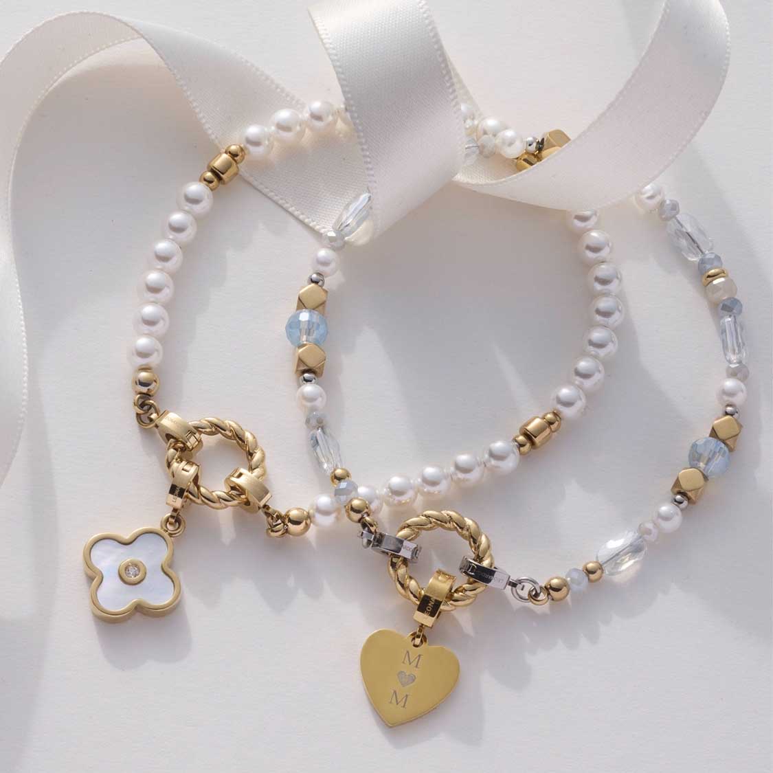 Armband MARIT mit Perlen, Metallplättchen und Anhängern auf weißem Untergrund