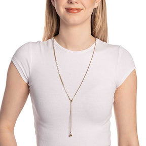 Frau trägt goldene Halskette YVONNE mit Anhänger, weißes Shirt