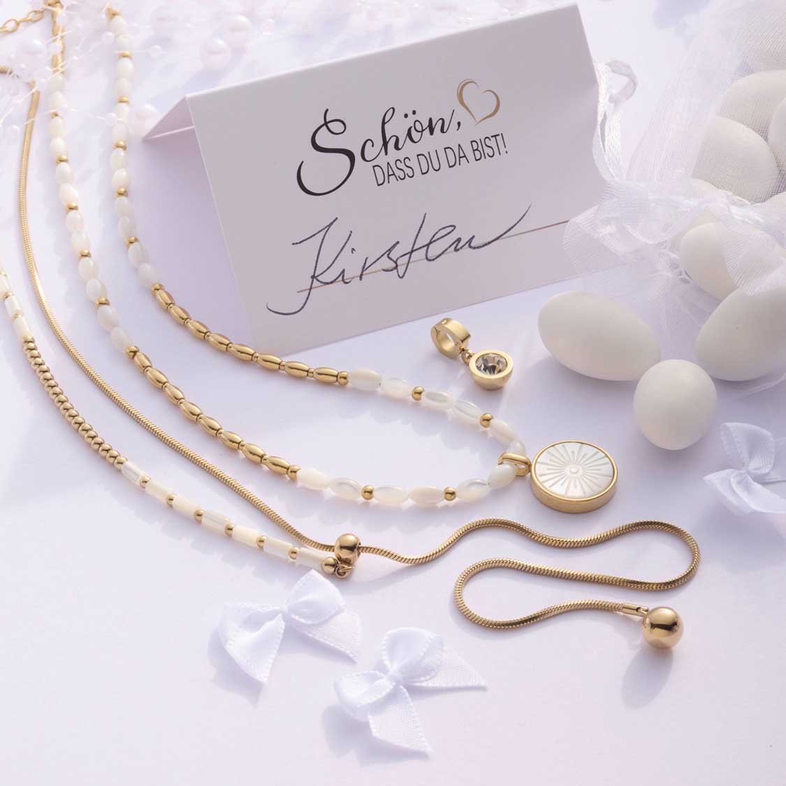 Halskette YVONNE 90 cm gold mit Perlen und Anhänger auf weißer Dekoration