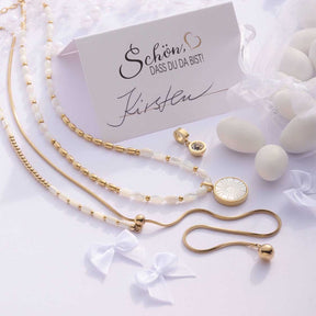 Halskette YVONNE 90 cm gold mit Perlen und Anhänger auf weißer Dekoration