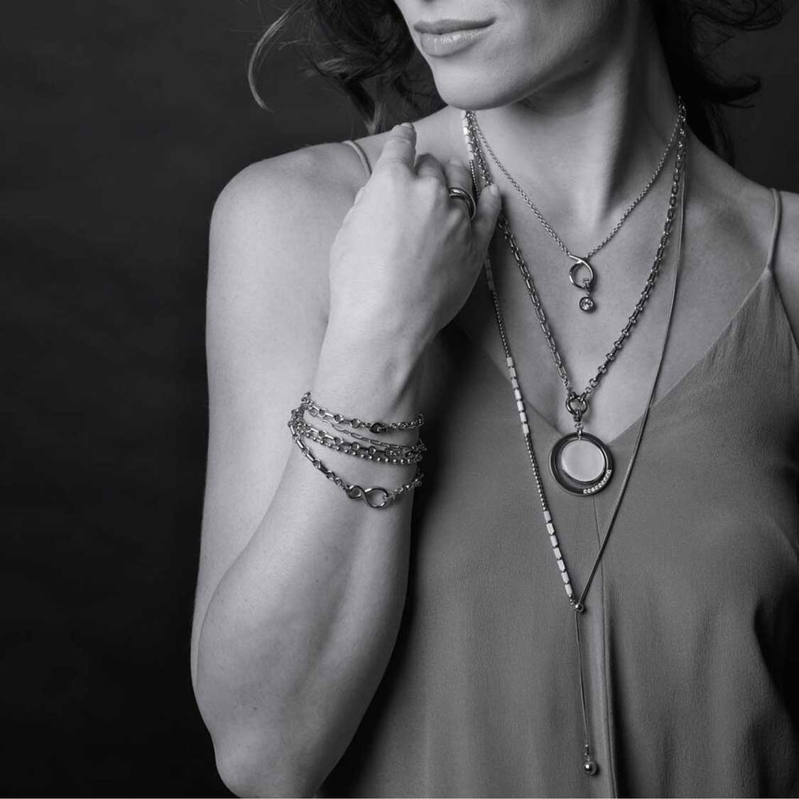 Frau traegt Halskette YVONNE 90 cm gold mit passenden Armbandaccessoires