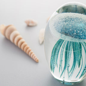 Glaskugel Qualle OCEANO türkis mit Muscheln und Steinen
