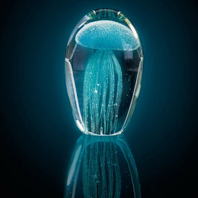 Glasskulptur Qualle OCEANO türkis auf dunklem Hintergrund mit Spiegelung