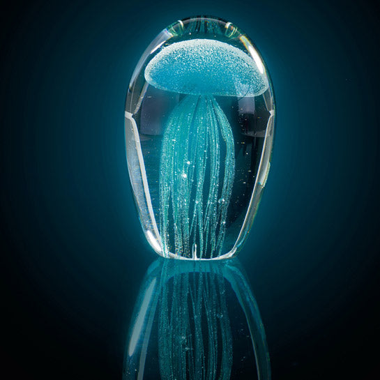 Glasskulptur Qualle OCEANO türkis auf dunklem Hintergrund mit Spiegelung