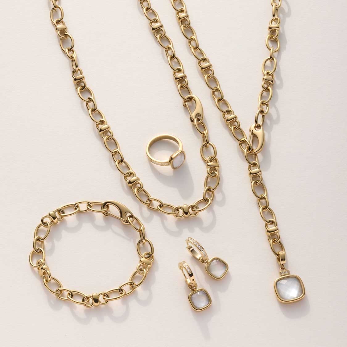 Armband VIRGINIA gold mit Kette, Ring und Ohrhängern auf hellem Untergrund