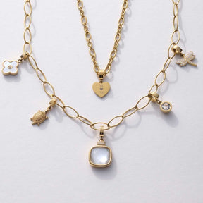 Anhänger VIRGINIA gold Clip & Mix mit verschiedenen Charms auf weißem Hintergrund