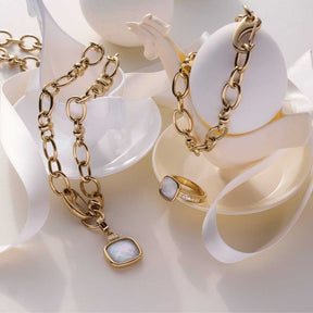 Goldene Kette mit Anhänger VIRGINIA, Ring und weiße Keramikschalen als Styling