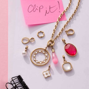 Anhänger VIRGINIA gold Clip & Mix mit verschiedenen austauschbaren Charms auf weißem Hintergrund